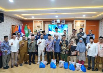 Rektor UMSU Serahkan 1529 Bingkisan Ramadhan 1447 H