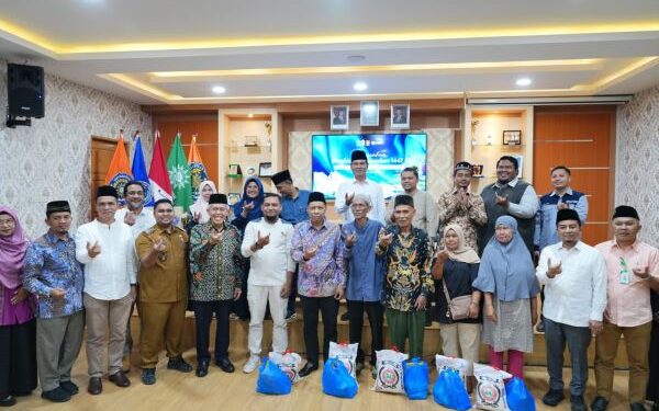 Rektor UMSU Serahkan 1529 Bingkisan Ramadhan 1447 H