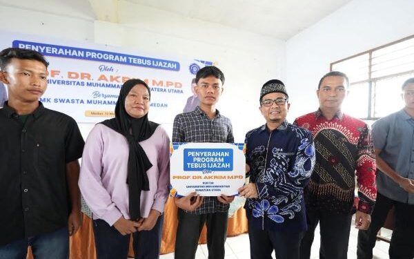 Prof. Akrim Serahkan Bantuan Program “Tebus Ijazah” 100 Alumni SMK Muhammadiyah 9 Medan