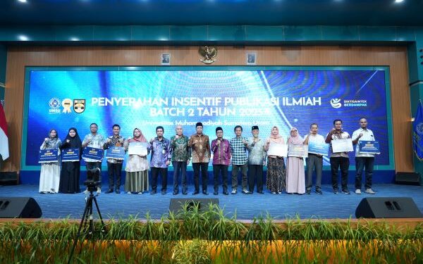 Rektor UMSU Serahkan Rp2,8 Miliar Insentif Publikasi Dosen