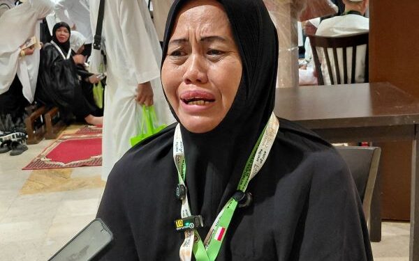 Kisah di Balik Tangis Hartati: Kehilangan Rumah di Aceh, Bertamu ke Rumah Allah