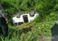 Angkot berisi santri terjun ke jurang di Madina