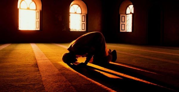Salat Sambil Membaca Mushaf, Bolehkah?