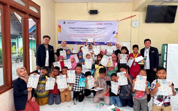 Mahasiswa MPBI UAD Turun ke TPA Sidikan, Cara Belajar Bahasa Inggris Ini Bikin Santri Antusias