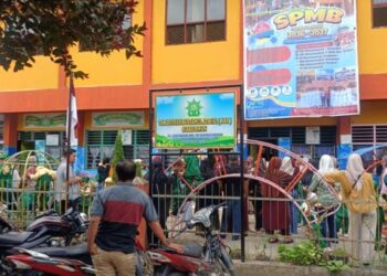 Hari Pertama Sekolah, TK ABA Serbalawan Dipadati Emak-emak