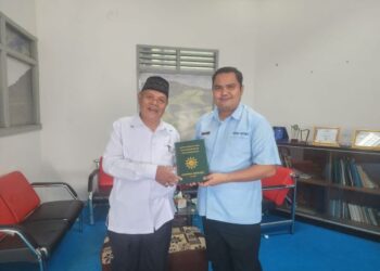 DR. Sultoni B. Silalahi Serahkan Buku Setengah Abad Muhammadiyah