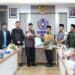Penggabungan Ma’had Abu Ubaidah ke UMSU Rektor Serahkan SK Dosen dan Tendik