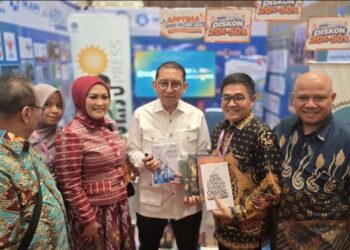 Kunjungi Stand PTMA, Fadli Zon Bangga Hasil Penerbitan UMSU Press